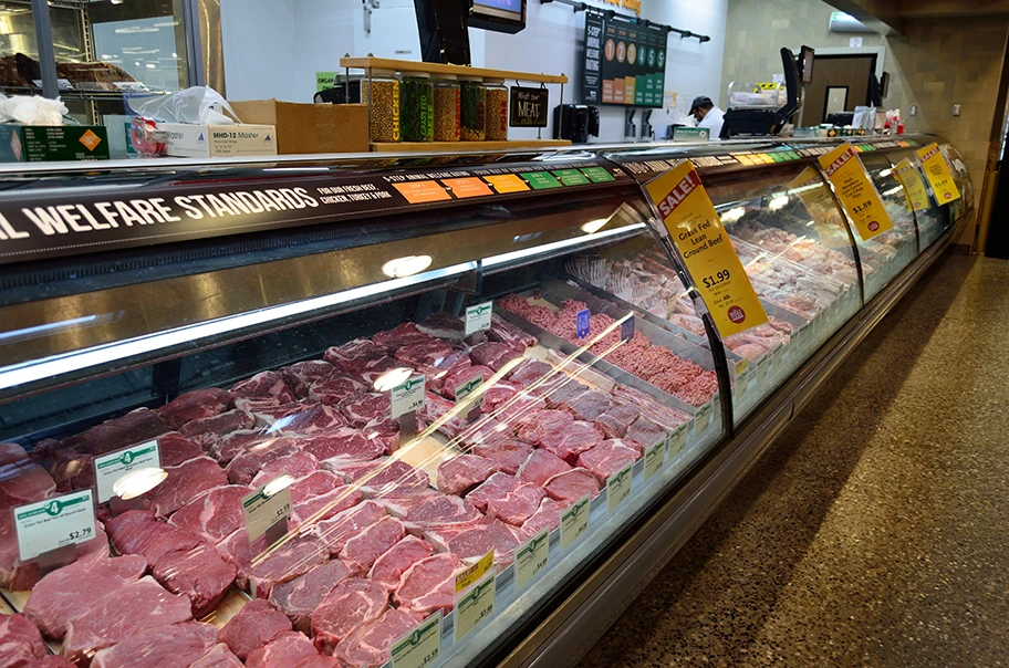 In Zukunft etwas weniger - Frisches Fleisch im Supermarkt.