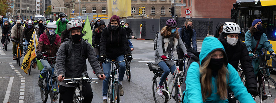 Fahrraddemonstration und Abschlusskundgebung auf dem Platz der Republik von Fridays for Future am 16. Oktober 2020.