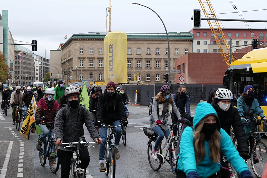 Fahrraddemonstration und Abschlusskundgebung auf dem Platz der Republik von Fridays for Future am 16. Oktober 2020.