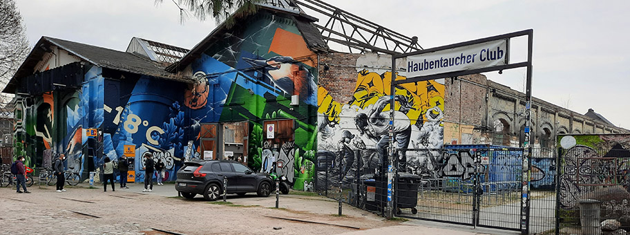 Warteschlange vor Corona-Teststation auf dem RAW-Gelände in Friedrichshain-Berlin, April 2021.