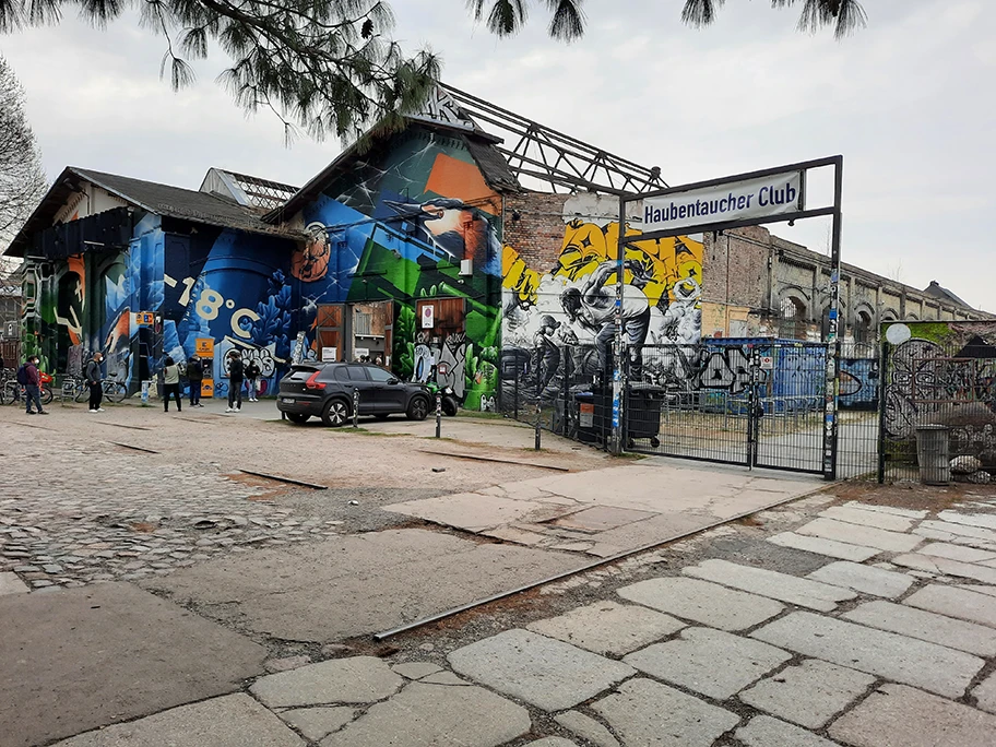 Warteschlange vor Corona-Teststation auf dem RAW-Gelände in Friedrichshain-Berlin, April 2021.