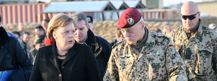 Angela Merkel mit General Hans-Werner Fritz auf Besuch in Afghanistan am 18. Dezember 2010.