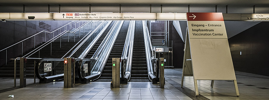 U-Bahnstation mit Impfzentrum in Frankfurt am Main, März 2021.