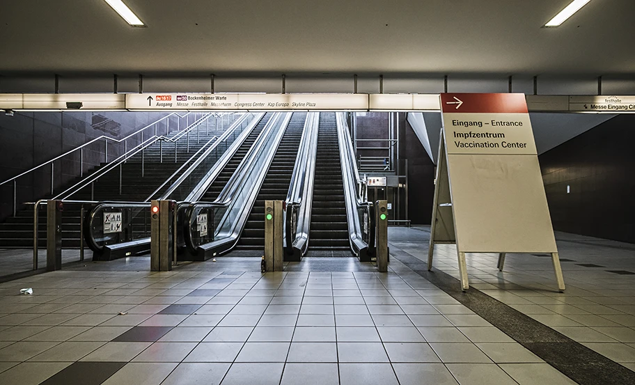 U-Bahnstation mit Impfzentrum in Frankfurt am Main, März 2021.