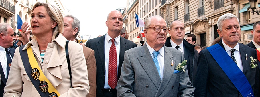 Jean-Marie Le Pen mit seiner Tochter Marine bei einem Marsch durch Paris zu Ehren Jeanne d'Arcs am 1. Mai 2010.