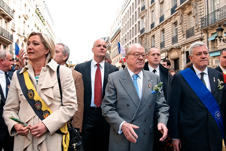 Jean-Marie Le Pen mit seiner Tochter Marine bei einem Marsch durch Paris zu Ehren Jeanne d'Arcs am 1. Mai 2010.
