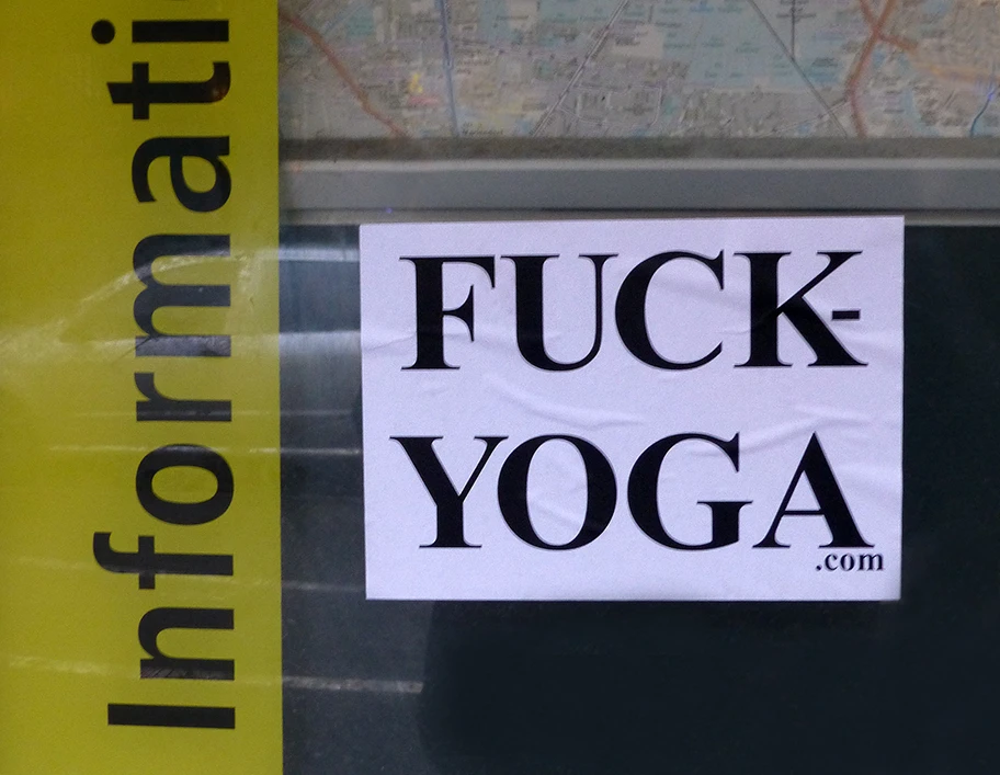 Fuck Yoga. Anti-Bobo Slogan im Prenzlauer Berg.