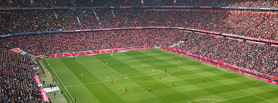 Fussball-Match zwischen dem FC Bayern München und Borussia Dortmund in der Allianz-Arena am 23.