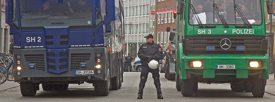 Anti-G7-Demo - Lübeck (Treffen der Aussenminister): Wasserwerfer, April 2015.
