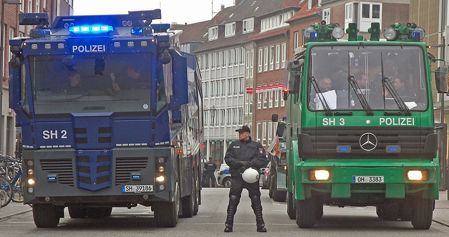 Anti-G7-Demo - Lübeck (Treffen der Aussenminister): Wasserwerfer, April 2015.