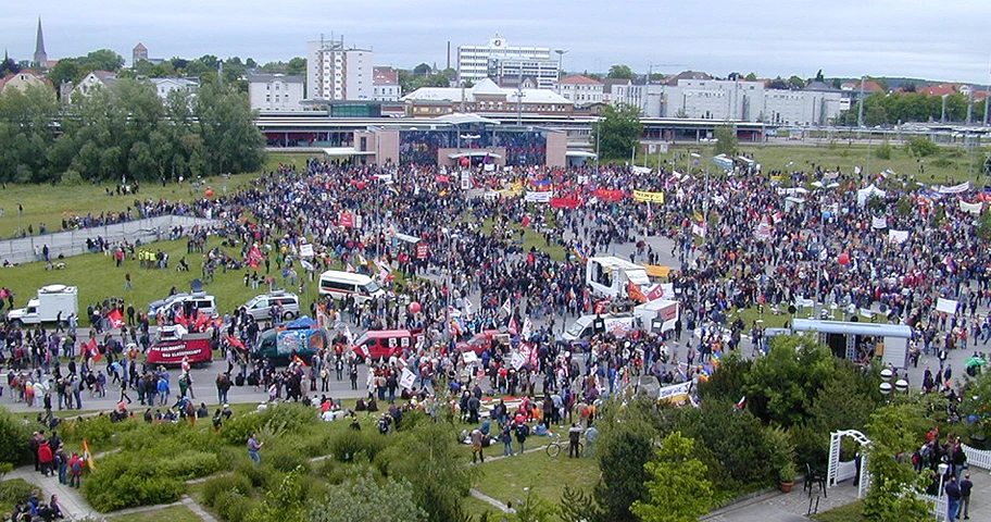 Sammelpunkt zu den G8-Protesten am Hauptbahnhof in Heiligendamm, Juni 2007.