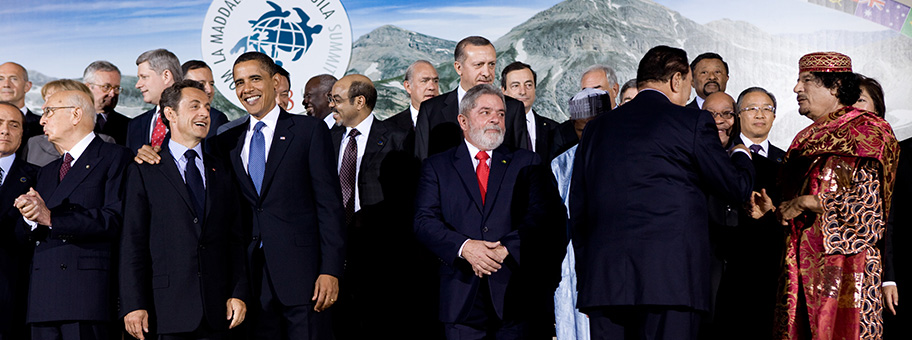 Muammar al-Gaddafi (rechts im Bild) 2009 am G8-Treffen in L’Aquila, Italien.