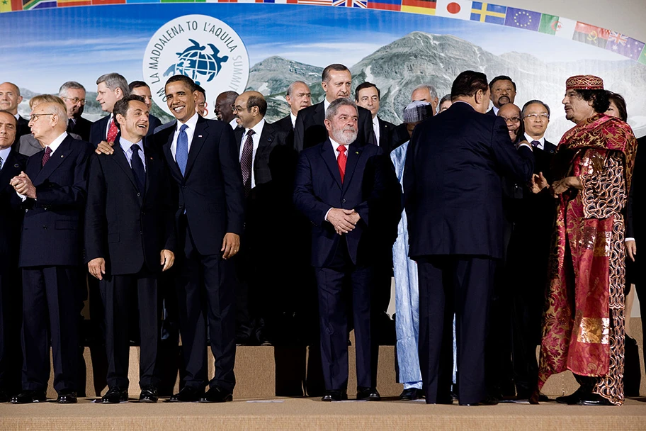 Muammar al-Gaddafi (rechts im Bild) 2009 am G8-Treffen in L'Aquila, Italien.