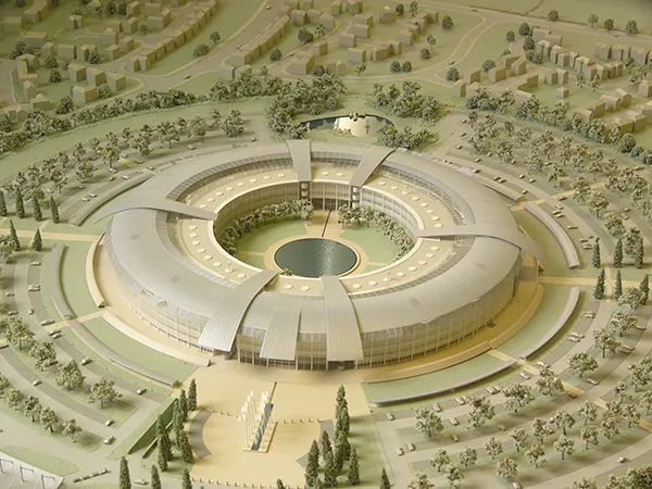 Modell des britischen Nachrichtendienstes GCHQ in Cheltenham, England.