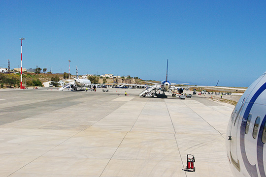 GR-santorini-airport-vorfeld_1.jpg