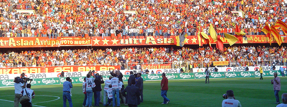 Die Ultras von Galatasaray Istanbul im Stadion.