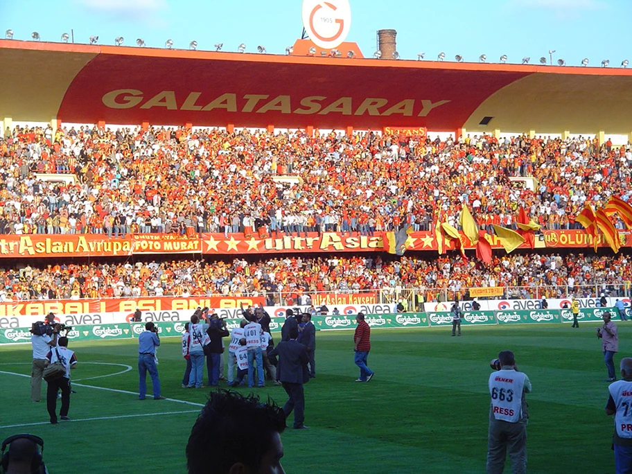 Die Ultras von Galatasaray Istanbul im Stadion.