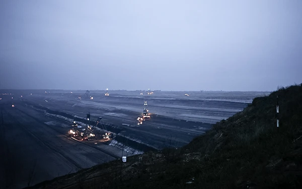 Kohleabbau im Tagebau Garzweiler bei Nacht.