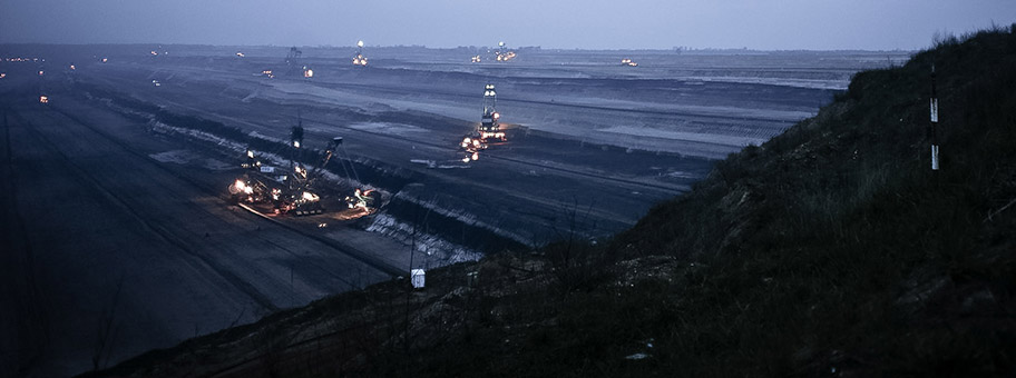 Kohleabbau im Tagebau Garzweiler bei Nacht.