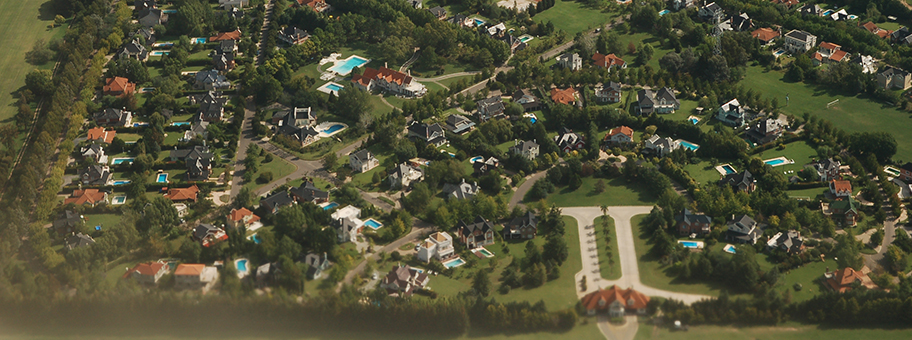 Geschlossener Wohnkomplex (Gated Community) für die Bessergestellten in der Nähe von Ezeiza, einem Vorort von Buenos Aires, Argentinien.
