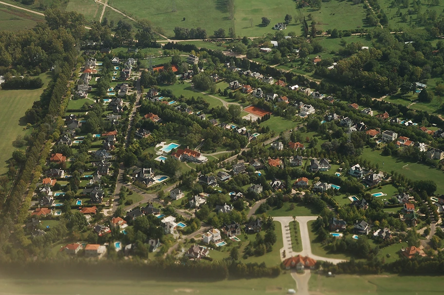 Geschlossener Wohnkomplex (Gated Community) für die Bessergestellten in der Nähe von Ezeiza, einem Vorort von Buenos Aires, Argentinien.