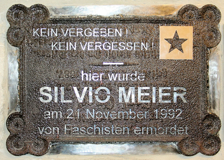 Gedenktafel aus dem Jahr 2007 für Silvio Meier auf dem U-Bahnhof Samariterstrasse in Berlin-Friedrichshain.