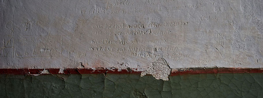 Graffiti in Zellenwand des Gefängnisses BerlinKöpenick: Verschiedene Inschriften.