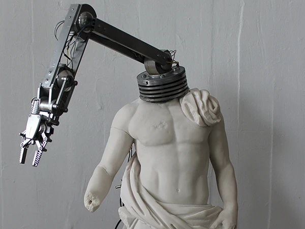 Roboter-Arm Skulptur.