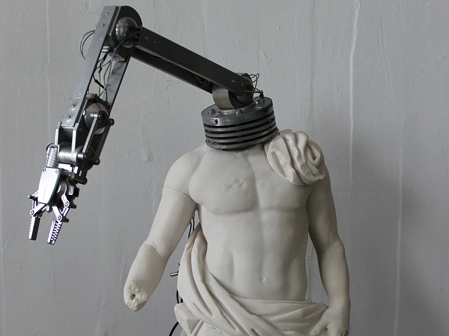 Roboter-Arm Skulptur.