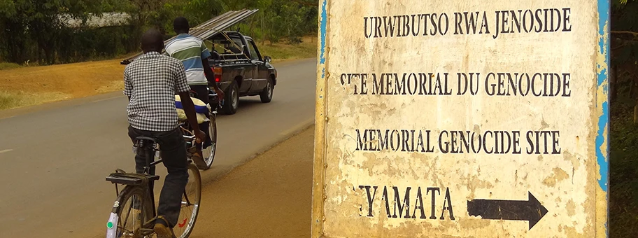 Strassenschild in Nyamata, Ruanda, welches auf das Genozid Memorial aufmerksam macht.