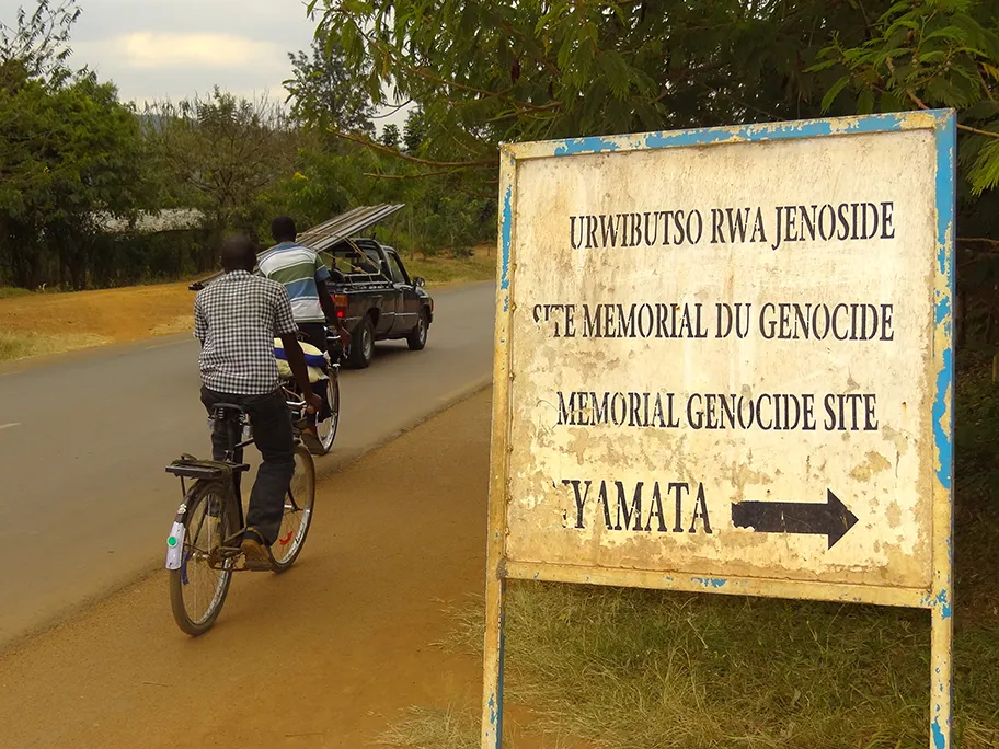 Strassenschild in Nyamata, Ruanda, welches auf das Genozid Memorial aufmerksam macht.