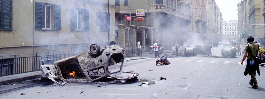 Brennendes Auto während den Protesten gegen den G8-Gipfel in der Via Montevideo in Genua, 20.