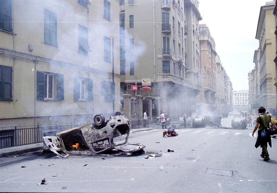 Brennendes Auto während den Protesten gegen den G8-Gipfel in der Via Montevideo in Genua, 20. Juli 2001.