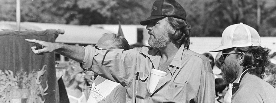 Der US-amerikanische Filmregisseur George A. Romero beim Dreh des Filmes «Kightriders», August 1980.