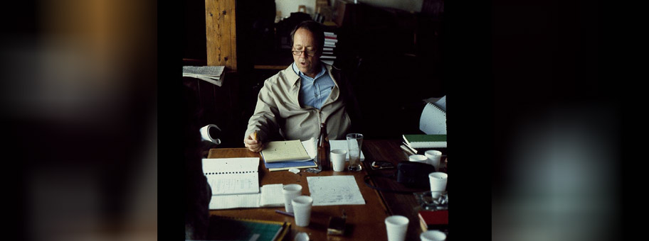Der US-Regisseur George Roy Hill an seinem Schreibtisch (1978).