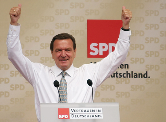 Bundeskanzler Gerhard Schröder bei einer Wahlkampfkundgebung der S am Münchner Marienplatz rund eine Woche vor der Bundestagswahl.