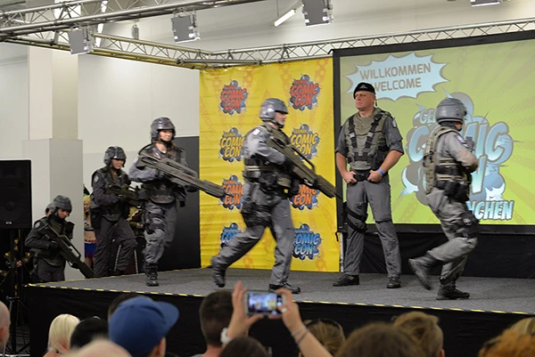 Die Cosplay-Gruppe Starship Troopers German Division bei einer Show auf der German Comic Con 2017 in München.