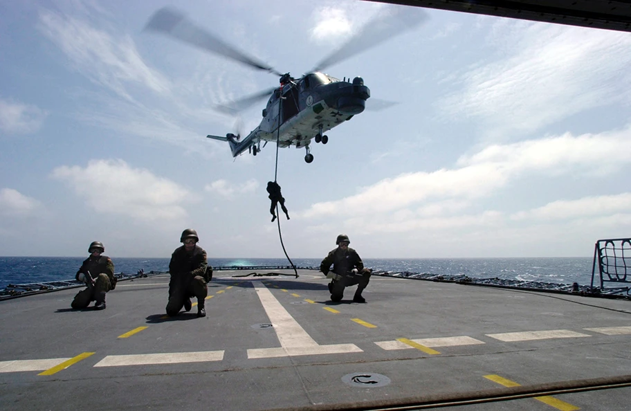 Deutsche Marineeinheit beim Training mit einem Sea Lynx Mk 88 Hubschrauber.