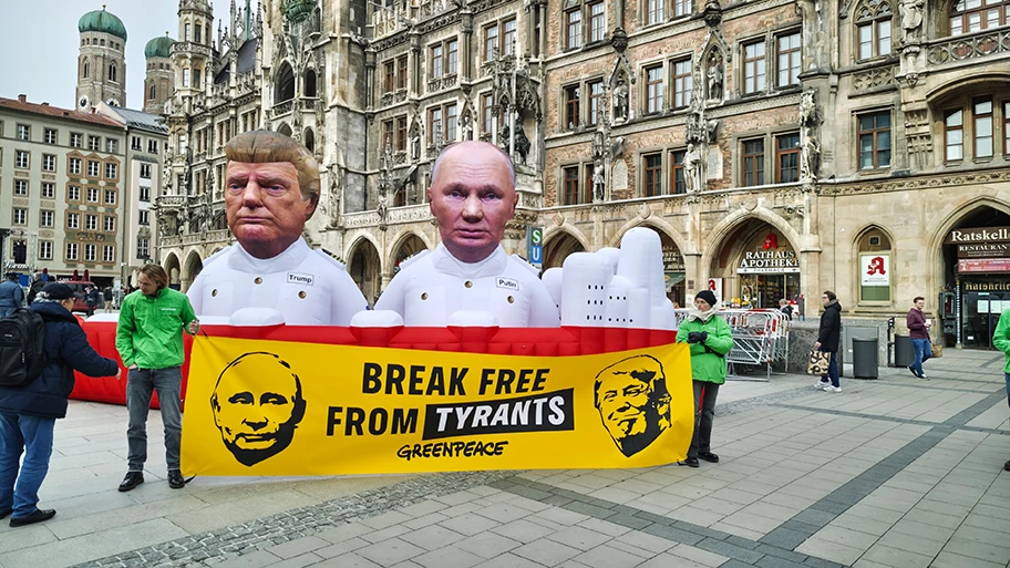 Greenpeace-Aktion aus Anlass zur 62. Münchener Sicherheitskonferenz zur Veranschaulichung der Erdgas-Abhängigkeit Deutschlands und der Finanzierung von Tyrannen und Autokraten, 13. Februar 2026.