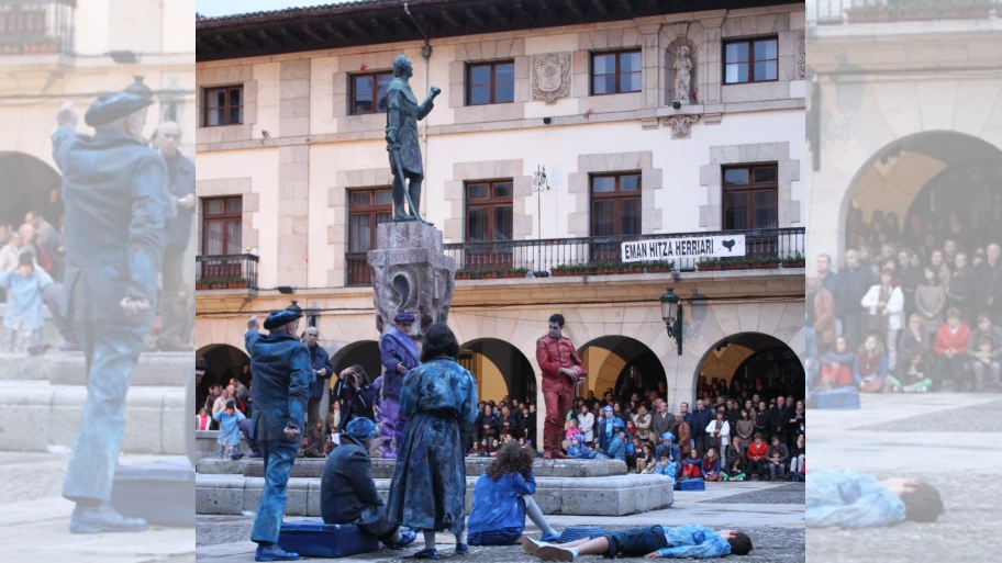 Theater auf dem Rathausplatz in Gernika im Baskenland.