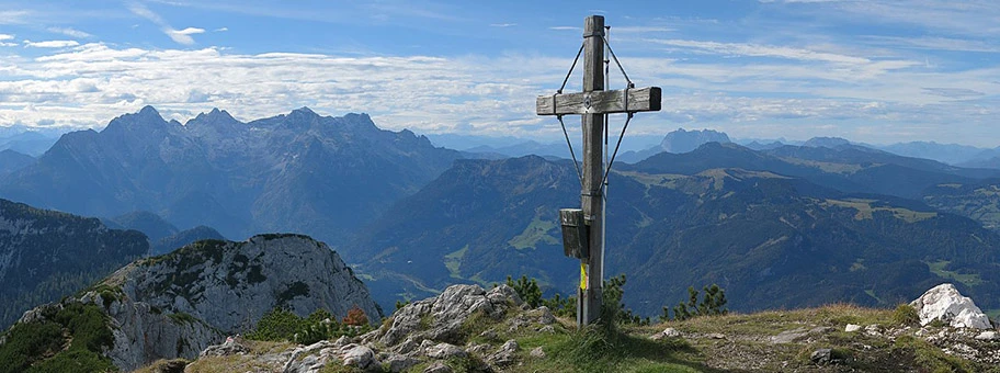 Das Gipfelkreuz auf dem Grossen Weitschartenkopf auf der Reiter Alm in den Berchtesgadener Alpen.