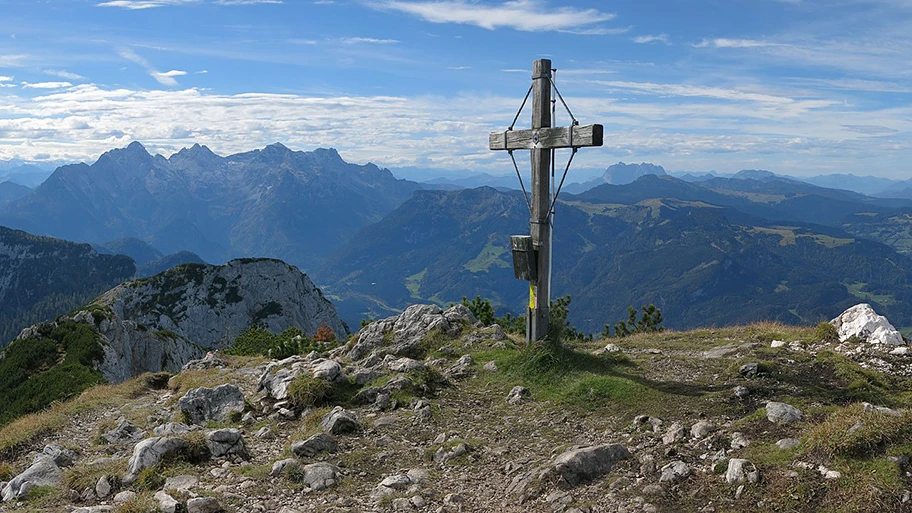 Das Gipfelkreuz auf dem Grossen Weitschartenkopf auf der Reiter Alm in den Berchtesgadener Alpen.