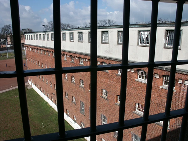 Blick aus dem Hauptgebäude JVA Fuhlsbüttel. Hier starb der RAF-Gefangene Sigurd Debus im April 1981 an den Folgen der Zwangsernährung.