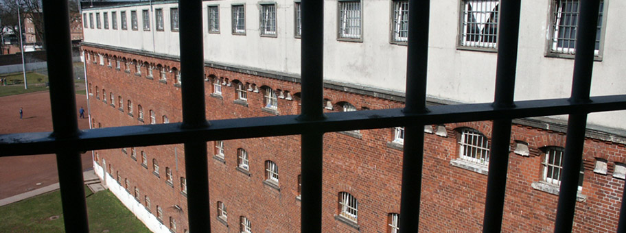 Blick aus dem Hauptgebäude JVA Fuhlsbüttel. Hier starb der RAF-Gefangene Sigurd Debus im April 1981 an den Folgen der Zwangsernährung.