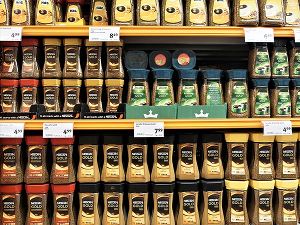 Nescafé Produkte in einem Supermarket in Saarbrücken, Deutschland.