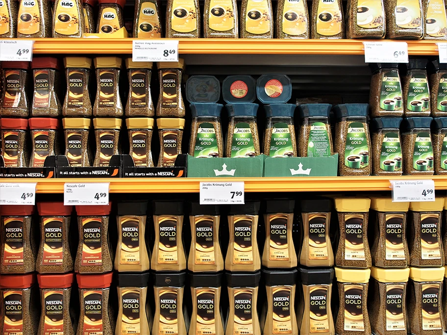 Nescafé Produkte in einem Supermarket in Saarbrücken, Deutschland.