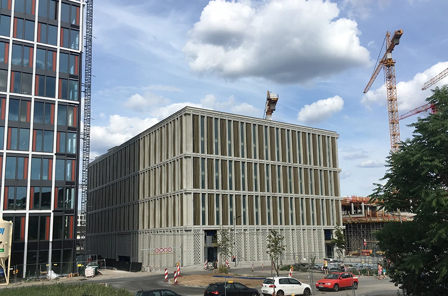 Das 2019 fertiggestellte Parkhaus P5 der Mannheimer Parkhausbetriebe (MPB) an der Glücksteinallee.