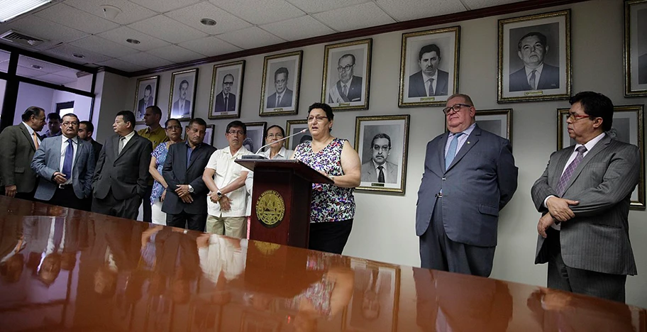 Im Oktober 2016 präsentiert die FMLN-Abgeordnete Lorena Peña (hier in San Salvador im Februar 2016) einen Vorschlag zur Liberalisierung des Gesetzes, bei dem in vier Fällen eine Abtreibung straffrei möglich wäre.