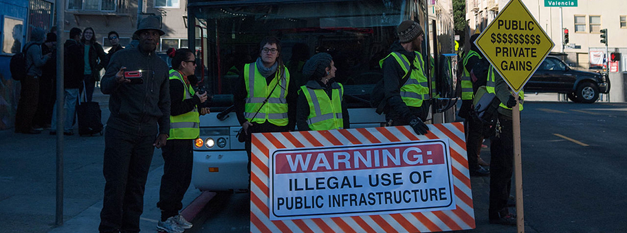 Aktivisten protestieren in San Francisco gegen das private Shuttle-Bus System von Google nach Silicon Valley.