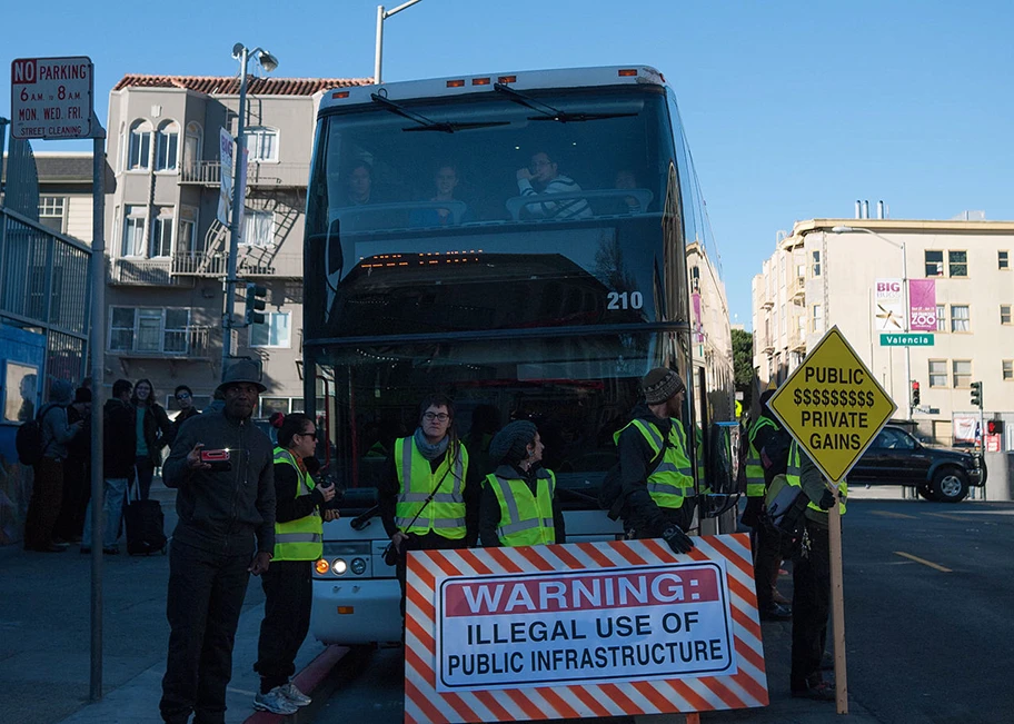 Aktivisten protestieren in San Francisco gegen das private Shuttle-Bus System von Google nach Silicon Valley.